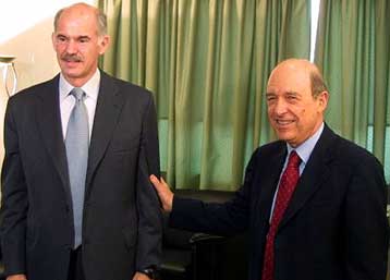 Ο Κώστας Σημίτης παρέδωσε την προεδρία του ΠΑΣΟΚ στον Γιώργο Παπανδρέου