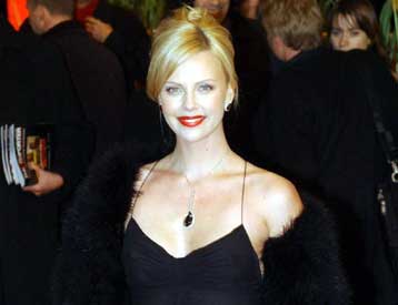 Εντυπωσιακή η ερμηνεία της Σαρλίζ Θέρον στην ταινία «Monster»