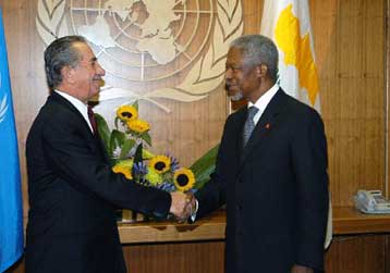 Για το βράδυ της Τρίτης αναβλήθηκε η συνάντηση Ανάν με Παπαδόπουλο και Ντενκτάς