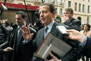 Κρατούμενη σε γαλλικές φυλακές γέννησε, ενώ ήταν δεμένη με χειροπέδες