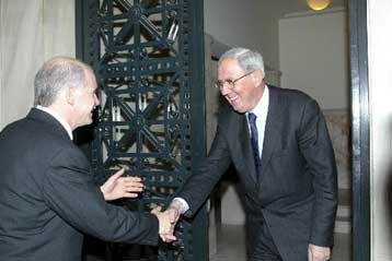 Τα «πανωτόκια» κυριάρχησαν στη συνάντηση Γ.Παπανδρέου με τον διοικητή της ΤτΕ