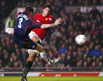 Η «Μπόρο» άλωσε το «Όλντ Τράφορντ» προς χαράν της Αρσεναλ