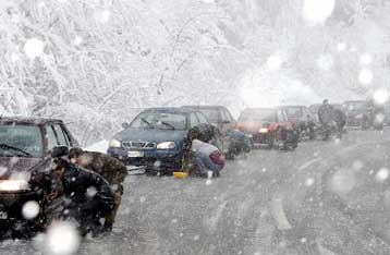 Σοβαρά προβλήματα σε όλη τη χώρα από τη σφοδρή χιονόπτωση
