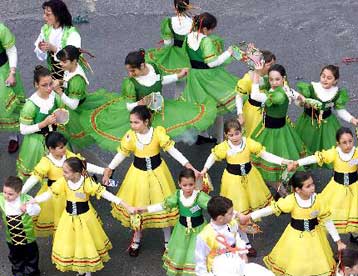 Γλέντι στους δρόμους της Αθήνας στους ρυθμούς της Aποκριάς