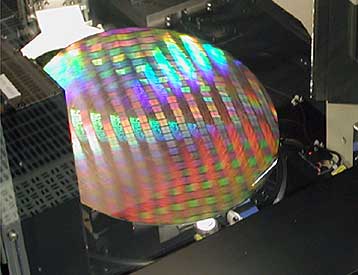 H Intel αξιοποιεί το πυρίτιο για την επιτάχυνση των οπτικών κυκλωμάτων