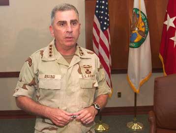 Ο Αμερικανός διοικητής Αμπιζάιντ διέφυγε σώος επίθεσης με ρουκέτες στη Φαλούτζα