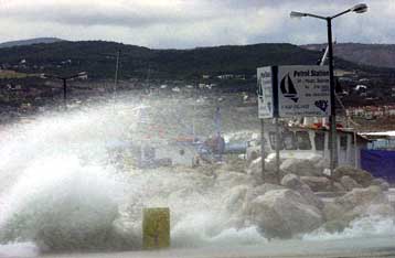 Έδεσε ανοιχτά της Εύβοιας το φορτηγό πλοίο «Χριστίνα Κ»