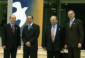 Ικανοποίηση σε Αθήνα και Λευκωσία για την επανέναρξη των συνομιλιών για το Κυπριακό