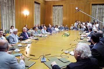 Μικρό Υπουργικό Συμβούλιο με 25 μέλη, το νέο μοντέλο εξουσίας του Γ.Παπανδρέου