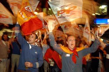 Η κεντροδεξιά και ο ηγέτης των Σοσιαλιστών προηγούνται στις ισπανικές δημοσκοπήσεις