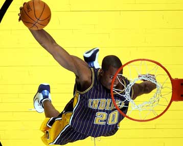 Νέοι βασιλιάδες του ΝΒΑ σε τρίποντα και καρφώματα οι Βοσόν Λέναρντ και Φρεντ Τζόουνς