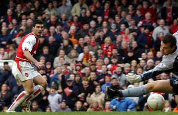 Η Αρσεναλ απέκλεισε την Τσέλσι-Ισοπαλία παραχώρησε η Λίβερπουλ στην Πόρτσμουθ