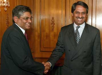 Ξεκίνησαν οι τριήμερες επίσημες συνομίλιες μεταξύ Ινδίας και Πακιστάν