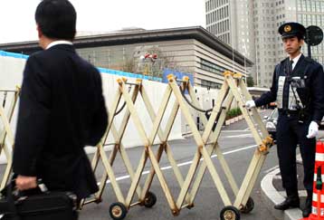 Έφοδος της αστυνομίας στα γραφεία της αίρεσης που «δηλητηρίασε» το μετρό του Τόκιο