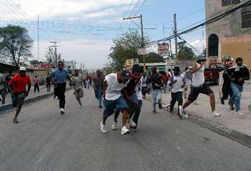 Τρεις νεκροί και επέλαση των αντιπάλων του Αριστίντ στην πόλη Ενς της Αϊτής