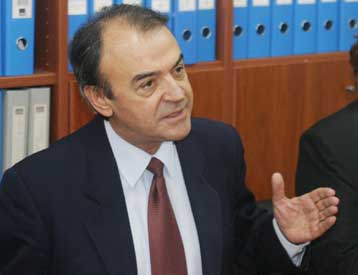 Την παρέμβαση του εισαγγελέα για τα «ανεξέλεγκτα γκάλοπ» ζητά ο Δ.Τσοβόλας