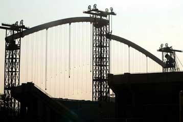 Αμφιβολίες για την περάτωση της στέγης Καλατράβα από τη βρετανική Daily Telegraph