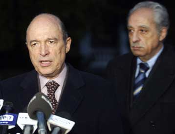 Αύξηση των κονδυλίων για το ΕΣΥ στο 4% του ΑΕΠ υποσχέθηκε ο Κώστας Σημίτης