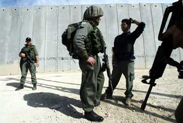 Κατά της ανοικοδόμησης του «τείχους ασφαλείας» στη Δυτ.Όχθη ο Ερυθρός Σταυρός