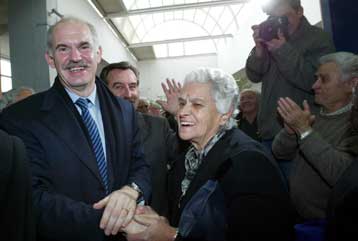 Aυξήσεις σε συντάξεις και ΕΚΑΣ υποσχέθηκε ο Γιώργος Παπανδρέου