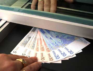 Αισθητά διευρυμένο το 2003 το χρέος των νοικοκυριών προς τις τράπεζες