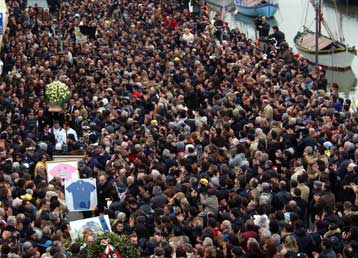 Με κίτρινα περιβραχιόνια και μπαντάνες στο κεφάλι αποχαιρέτησαν τον Παντάνι