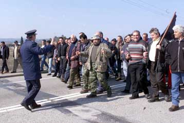 Επεισόδια μεταξύ ελαιοπαραγωγών και αστυνομικών στην εθνική οδό Αθηνών-Πατρών