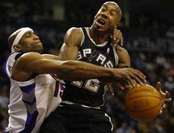 Οι Σαν Αντόνιο Σπερς πέρασαν με νίκη από το Τορόντο