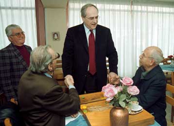 Περιοδεία Κωνσταντόπουλου στο Περιστέρι και επίθεση στην κυβέρνηση για τις συντάξεις