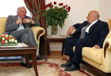 Οι συνομιλίες και η ψήφος των Τουρκοκυπρίων θα λύσουν το Κυπριακό, λέει ο Ντενκτάς