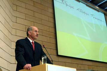 Σταθερό φορολογικό περιβάλλον για μία δεκαετία υποσχέθηκε ο Γιώργος Παπανδρέου