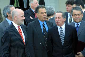 Για τη «στέγη» της ομοσπονδιακής κυβέρνησης συζήτησαν Παπαδόπουλος-Ντενκτάς