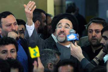 Οι κάλπες στο Ιράν έκλεισαν και οι σκληροπυρηνικοί «αναμένουν» τη νίκη