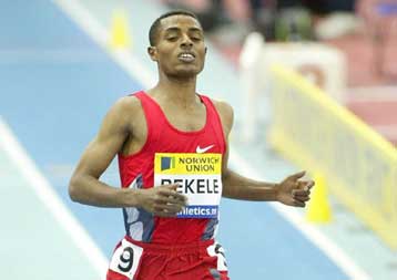 Νέο παγκόσμιο ρεκόρ από τον Κενενίσα Μπέκελε στα 5.000 μέτρα κλειστού στίβου