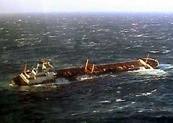 Σώοι οι οκτώ από τους 12 ναυτικούς του ρωσικού δεξαμενόπλοιου «Ακούσα»