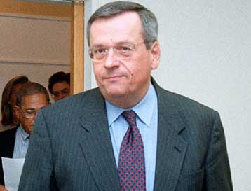 Παπανδρέου και Καραμανλής είναι η μέρα με τη νύχτα, υποστηρίζει ο Στ.Μάνος