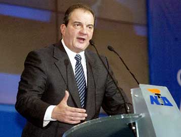 Για εγκατάλειψη της νησιωτικής χώρας κατηγορεί την κυβέρνηση ο Κ.Καραμανλής