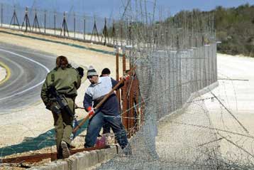 Αφαίρεση τμήματος του διαχωριστικού φράχτη στη Δ.Όχθη μία ημέρα προ της δίκης στη Χάγη