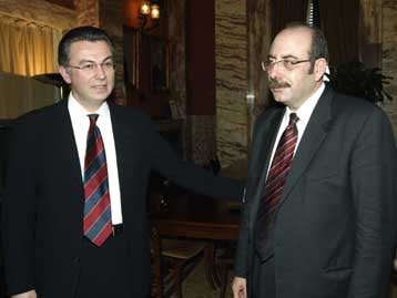 Οριστική συμφωνία για μία τηλεοπτική αναμέτρηση μεταξύ Παπανδρέου και Καραμανλή