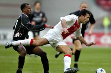 Διαφορά έξι βαθμών απέκτησε ο Αγιαξ από την Αϊντχόφεν