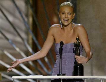 Έκπληξη από τον Τζόνι Ντεπ και νέα νίκη για τη Σαρλίζ Θέρον στα βραβεία των ηθοποιών