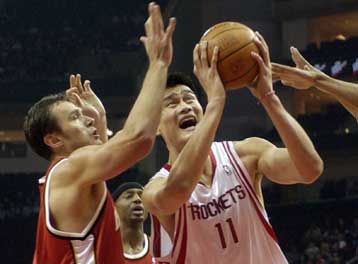 Τρεις παρατάσεις χρειάστηκαν οι Ρόκετς για να κάμψουν την αντίσταση των Χοκς