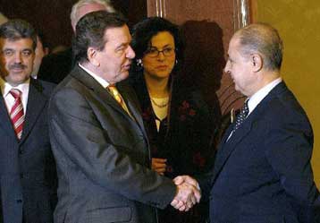 Στήριξη στην ενταξιακή πορεία της Τουρκίας εξέφρασε ο Γκέρχαρντ Σρέντερ