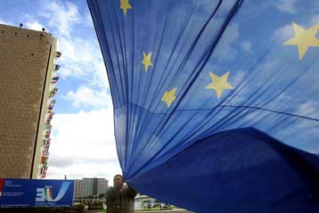 Η ΕΕ προειδοποιεί τη Μόσχα να τηρήσει τις εμπορικές της συμφωνίες μετά τη διεύρυνση