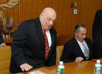 Υπό τη σκιά της προκλητικής στάσης Ντενκτάς συνεχίζονται οι συνομιλίες για το Κυπριακό