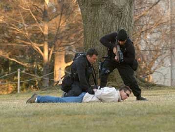 Προσωρινή αναστάτωση στο Λευκό Οίκο από εισβολή άοπλου άνδρα