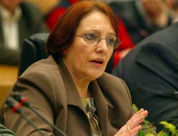 Να απεγκλωβιστούν από τα δύο μεγάλα κόμματα κάλεσε τους ψηφοφόρους η Αλ.Παπαρήγα