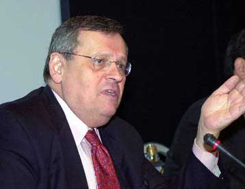 Ως «συντηρητικό λαϊκισμό» εκλαμβάνει ο Στέφανος Μάνος την προσέγγιση ΝΔ-Σαμαρά