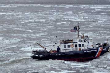 Στις φλόγες τυλίχθηκε φέρι μποτ με 717 επιβάτες στη θαλάσσια περιοχή των Φιλιππίνων