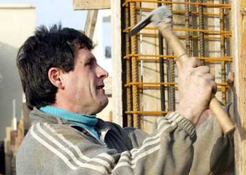 Τη νομιμοποίηση «μικρών παραβάσεων» σε σπίτια και μαγαζιά αποφάσισε το ΥΠΕΧΩΔΕ